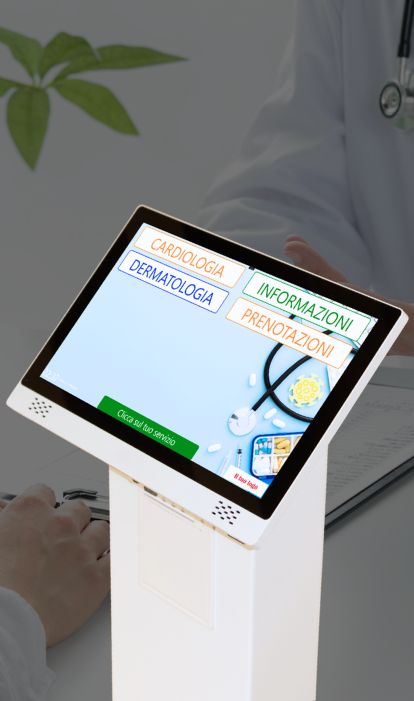 Dettaglio del totem kiosk completo di display touch da 15 pollici e stampante termica